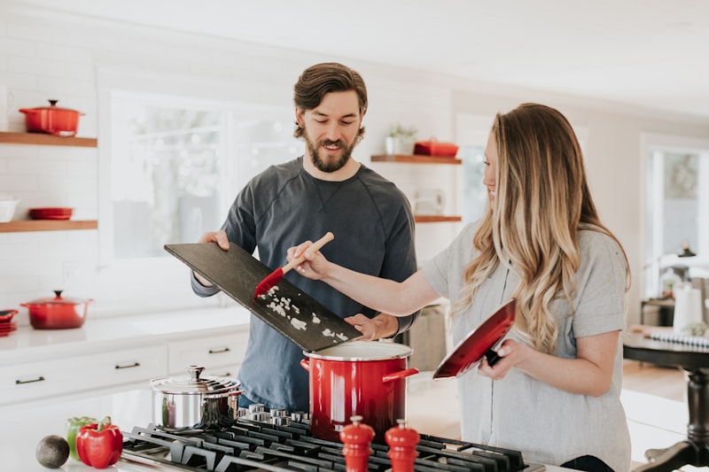 Chef professionnel partageant ses astuces de cuisine