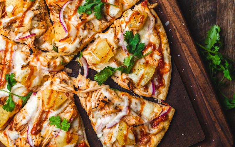 Pizza maison façon napolitaine avec mozzarella et basilic